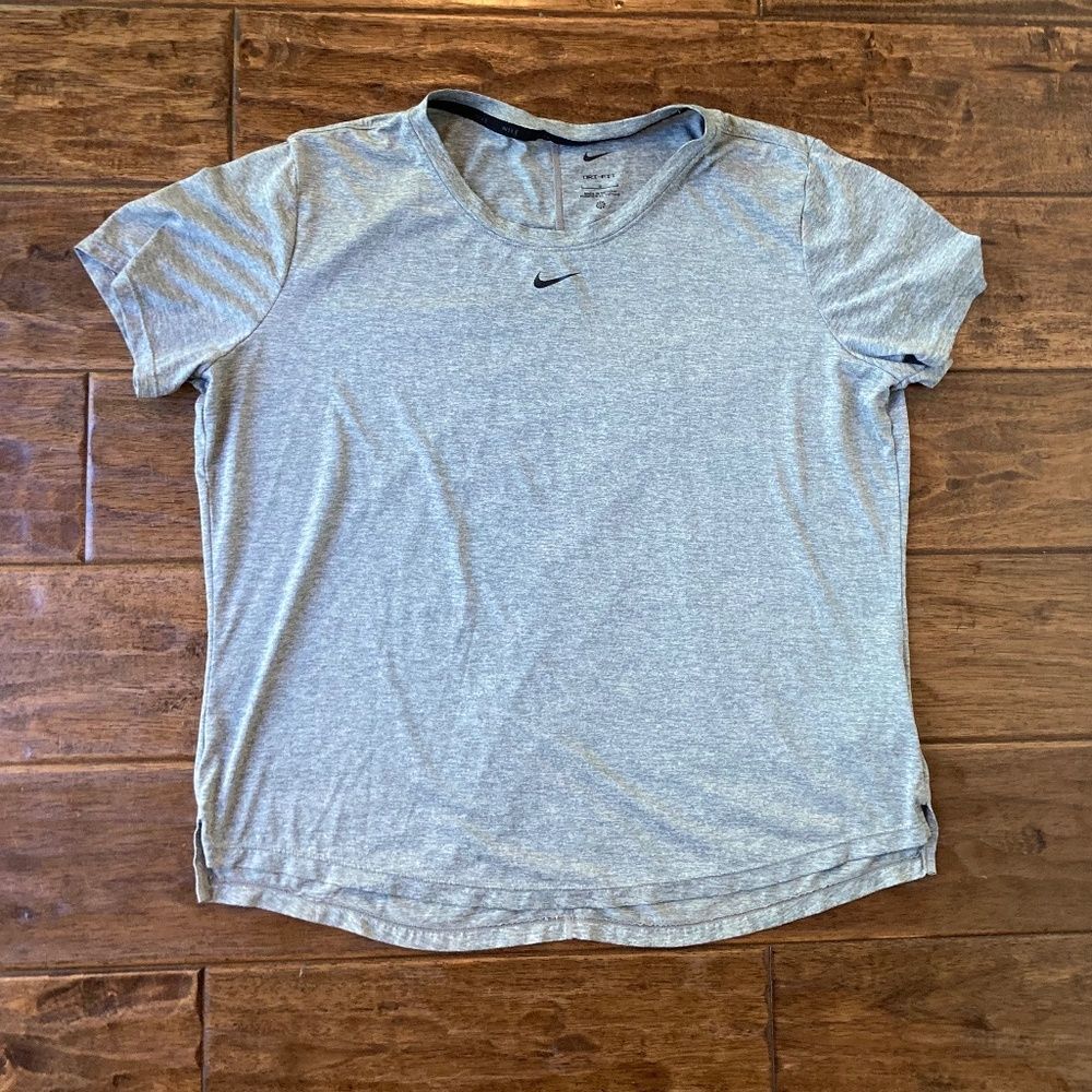 Nike Dri-Fit Grey Short Sleeve Shirt Womens Large Center Swoosh Gym Training